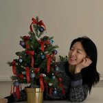 이영애, 우아한 일상…<b>대저</b>택서 가드닝하고 트리 만들고