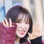 레드벨벳 <b>웬디</b>, ‘비도 그치게 만드는 화사한 햇살 미소’ (인천공항...