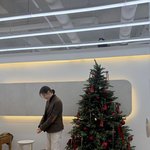 오늘 맘에 듬”…<b>박하나</b>, 겨울 설렘 속→크리스마스 트리 옆 포즈