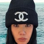 엄정화, 명품 로고 커다랗게 박힌 <b>비니</b> 쓰고 힙한 매력…독보적 분위기