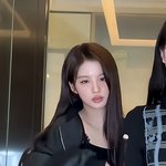 <b>설윤</b> 이런 옷은 어색한 듯