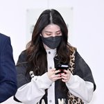 한소희 ‘핸드폰 삼매경’[포토엔<b>HD</b>]