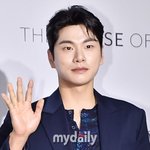 루머' 폭로자 "배우와 나만 소유한 셀카 <b>의도적</b> 유출돼"[전문]