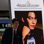 김우빈, 길거리에서도 지킨 예의→<b>웃음</b> 빵…옆에는 신민아 아닌 男...