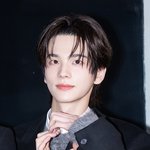 [현장포토] "<b>어둠</b>을 밝힌다"…신유, 자체발광 비주얼