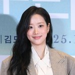 <b>이나은</b>, 왕따 논란 딛고 여유로운 복귀…볼콕 포즈도 '당당' [엑's...