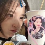 아이유 간<b>식차</b> 선물에 애정 가득 하트…여전한 미모