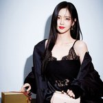 김소현, ‘청순’ 지우고 ‘도발’ 입었다…"블랙 란제리룩+레드립의...