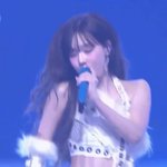 윈터 오늘 <b>한쪽</b>팔만 가렸네