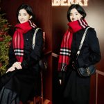 열애 2년! 설레는 연말 레드 <b>체크</b> 머플러로 감싼 홀리데이 코트룩