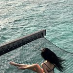 육감적인 비키니 자태 공개..의문의 男과 초밀착 스킨십?[스타<b>IN</b>]