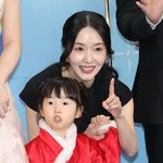 [TD포토] <b>이정현</b> '붕어빵 딸과 포즈'