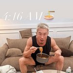 <b>추성훈</b>, 새벽 4시 거실서 민소매 차림으로 ‘라면 폭주’…“계란...