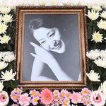 거목' 故윤석화, 영원히 잠들다..."<b>하늘나라</b>서 맘껏 뛰어노시길"