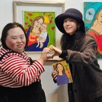 한지민, 정은혜 <b>전시</b> 찾았다…변함없는 우정