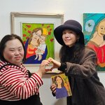 한지민, ‘쌍둥이 언니’ 정은혜와 인연 계속‥손하트에 <b>포옹</b>까지