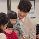 연예계 떠난 <b>김준수</b> '쌍둥이 친형'…1살 쌍둥이에 '명품 수트'...