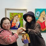 한지민, '동생' 다운증후군 작가 위해 행차…직접 홍보+뜨거운 <b>포옹</b>