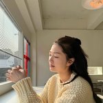 '2세 준비' 중 뜻밖의 근황…<b>자연광</b> 아래서 더 빛나는 '무결점'...