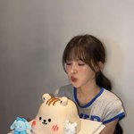 “말레이시아의 밤을 채운 귀여움”…<b>웬디</b>, 케이크 앞에서→설렘 가득...