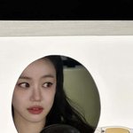 <b>견미리</b> 딸 이유비, 무서운 언니 포스…거울 앞 찰나의 순간 포착