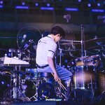 <b>드럼</b> 앞에서 더 멋있어지는 강아지가 있다?