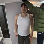 2m가 넘는 최홍만이 <b>무릎</b> 꿇고 잰 키는?