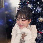 강림한 AI 천사”…에스파 카리나, 눈부신 ‘미리 <b>메리</b> 크리스마스’