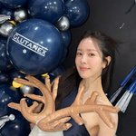 한지민, 우아한 드레스…루돌프와 "<b>메리</b> 크리스마스"