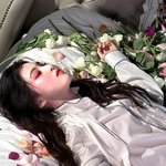 한소희, 꽃으로 <b>장식</b>된 침대 눕방‥뭘 해도 치명적