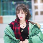 웬디, 컬러로 완성한 ‘메리 크리스마스’ 러블리 비주얼 출근길 <b>패션</b>