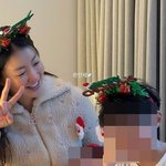 이시영, 전 남편 없이 자녀들과 <b>크리스마스</b>…둘째 딸 품에 안고 활짝