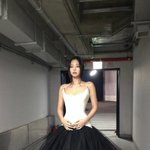 제니, 발레리나 같은 <b>허리라인</b> 시선집중...모래시계 비주얼