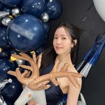 한지민, <b>한쪽</b> 어깨 드러낸 채 우아하게..크리스마스 기념 여신 강림