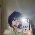 빛 번진 오후처럼” 크러쉬 조이, 단발의 <b>온기</b>→거울 속 시선 압도