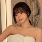 르세라핌 <b>김채원</b>, 쇄골 드러낸 드레스 자태