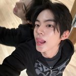 <b>도훈</b>이 너무 잘생김