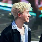 나 이렇게 대놓고 교정기 낀 아이돌 <b>첨봄</b>