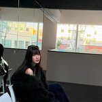 [댓글부탁해] “고요한 눈빛으로 기댄 오후”…문가영, 겨울 실루엣→묘한 <b>여운</b>