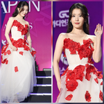 170cm처럼 보였다”…아이유, 순백 <b>위에</b> 장미로 완성한 착시 비율