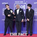 블랙 슈트로 멋낸 '<b>마이</b>턴 아죠씨들' [TF사진관]