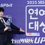 <b>SBS</b> 연예대상 포토월 MC 유재필 '발랄한 진행' [TF사진관]