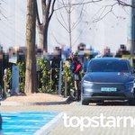 나누는 크러쉬 레드벨벳 조이, ‘팬사랑의 아이콘’ (<b>동물</b>농장 출근길)