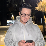 변요한, 누구에게 보내는 문자길래…<b>미소</b> 가득 얼굴 ‘눈길’