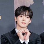 [드루와] [현장포토] "달달해서 떨려"...김요한, <b>스윗</b> 손하트