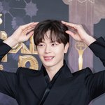 [드루와] [현장포토] "레드카펫 귀궁자"...<b>육성재</b>, 멍뭉이...