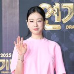 티셔츠 입었나...?” 안은진, <b>독특</b>한 레드카펫 의상 ‘공식 깼다’