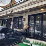 차량 카페로 <b>돌진</b>…가속페달 잘못 밟아