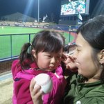 집단지성 필요합니다ㅜㅜ 어릴 때 날아온 이 <b>야구공</b> 정체 아시는 분