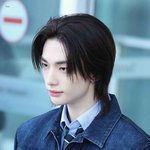 오늘자 디올 <b>패션</b>위크차 출국하는 현진 직찍